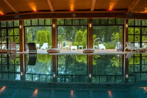 Relaks w hotelu spa lubelskie. Basen z leżakami i widokiem na ogród.