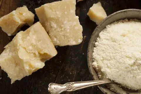 Jak skutecznie zastąpić ser parmezan w kuchni i nie przepłacać