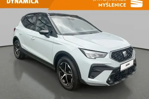 Biały Seat Arona, stylowy crossover, gotowy na miejskie przygody.