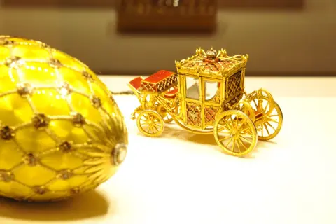 Złoty, bogato zdobiony powóz i żółte jajko Faberge, jakby zaginione skarby carskiej Rosji, czekają na odkrycie.