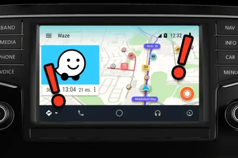 Navigation Waze sur Android Auto gratuit, avec l'icône du petit bonhomme et des alertes.