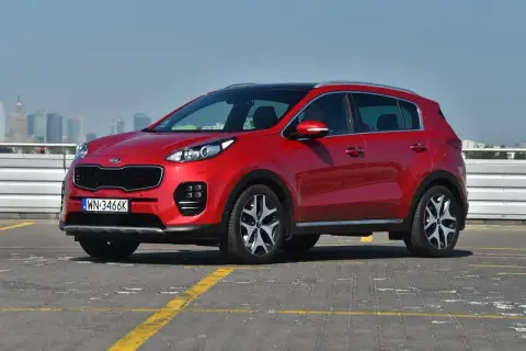 Czerwony Kia Sportage na parkingu, idealny do miasta i na dalsze trasy. Zastanawiasz się nad jego kia sportage spalanie?
