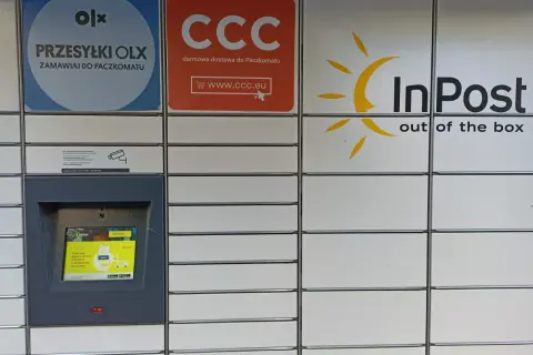 Paczkomat InPost z logo OLX i CCC. Ekran pokazuje instrukcje, jak wygenerować kod QR do nadania paczki.