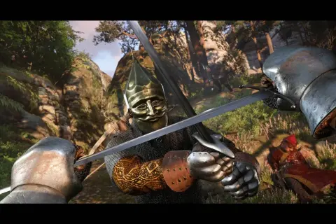 Intensywna walka w Kingdom Come: Deliverance. Dwóch rycerzy w zbrojach i hełmach z maskami mierzy się mieczami w lesie.