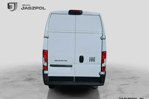 Biały Fiat Ducato z tyłu, gotowy do pracy. Grupa Jaszpol.