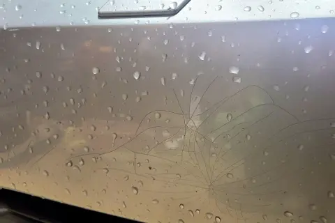 Pęknięcia lakieru na zderzaku, spowodowane niskimi temperaturami, tworzą sieć przypominającą pajęczynę.