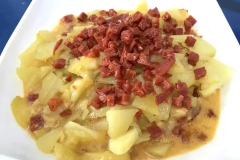 Plato de patatas con trocitos de chorizo, una deliciosa tortilla de chorizo lista para disfrutar.