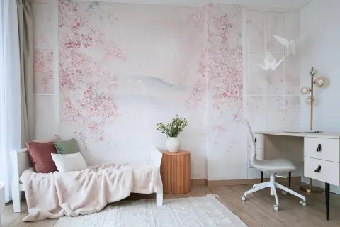 Delikatna fototapeta IKEA z kwitnącą wiśnią tworzy sielankową atmosferę w pokoju z łóżkiem i biurkiem.