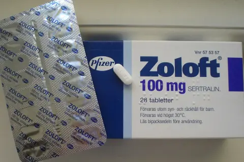 Zoloft 100 mg sertralin, en medicin som ibland används för att hitta en SSRI med minst biverkningar. En tablett och en förpackning syns.