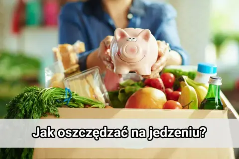 Różowa świnka-skarbonka nad kartonem z produktami spożywczymi, sugerująca oszczędzanie na zakupach i efektywny transport żywności.