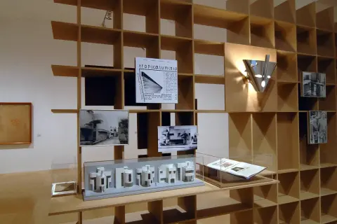Ausstellung mit Holzregal, Architekturmodellen und Bildern. Tolle **selber bauen Raumteiler Ideen** für Ihr Zuhause.