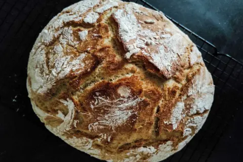Chleb swojski, pachnący domem, z chrupiącą skórką i miękkim wnętrzem, czeka na rozkrojenie.