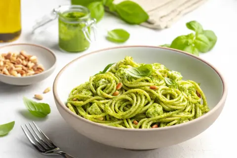 Spaghetti mit cremigem Pesto, Pinienkernen und Mozzarella. Verschiedene Pesto Arten sind möglich, aber dieses grüne Pesto ist ein Klassiker.
