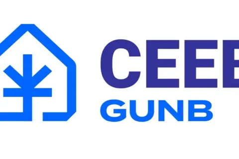 Logo CEEB GUNB, czyli Centralna Ewidencja Emisyjności Budynków. Symbol domu z płomieniem.