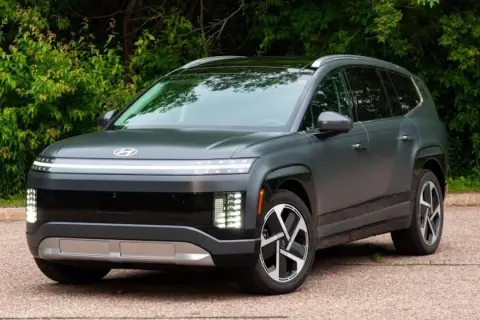 Hyundai Ioniq 9, un SUV elettrico dal design futuristico, con una linea luminosa orizzontale sul frontale e fari a LED verticali.