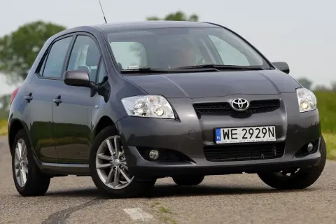 Szary Toyota Auris z przodu. Widać dwa światła cofania, jedno po każdej stronie zderzaka.