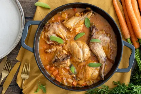 Deftiges Kaninchen in Schmortopf, ein köstliches stallhase rezept mit Karotten und Salbei.