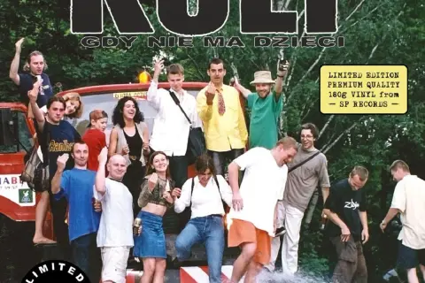 Kult gdy nie ma dzieci tekst. Grupa ludzi na tle ciężarówki, niektórzy machają.