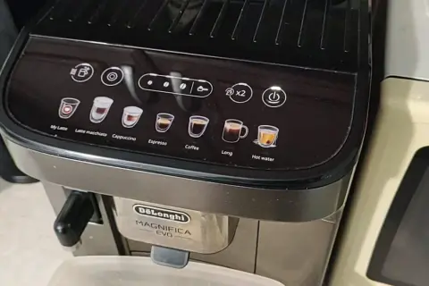 Panel sterowania ekspresu DeLonghi Magnifica EVO z ikonami napojów. Dowiedz się, jak odkamienić ekspres Delonghi, by cieszyć się idealną kawą.