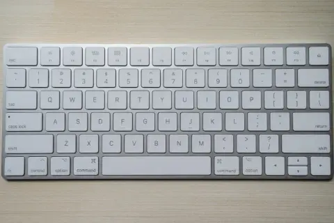 Klawiatura Apple. Skrót klawiszowy nowy folder: Command + Shift + N.