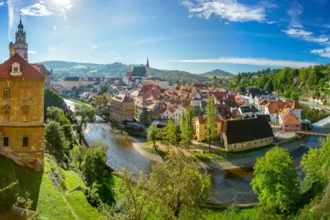 Idyllisches Panorama von Český Krumlov, Tschechien. Ein Fluss schlängelt sich durch die Stadt mit roten Dächern. Perfekt für Camping in Tschechien.