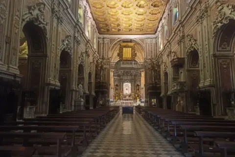 Navata della chiesa del Carmine a Napoli, con soffitto dorato e decorazioni barocche.