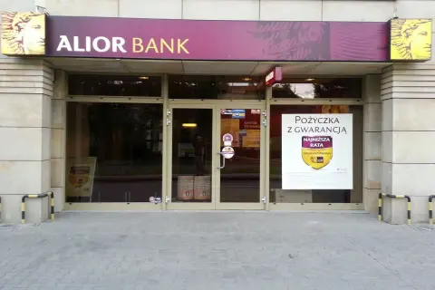 Elegancka fasada oddziału Alior Bank z neonem i informacją o pożyczce.