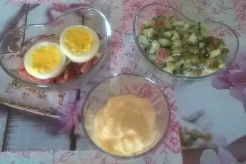 Sałatka jarzynowa, jajka i majonez. Majonez ma niski indeks glikemiczny, co jest ważne dla diabetyków.