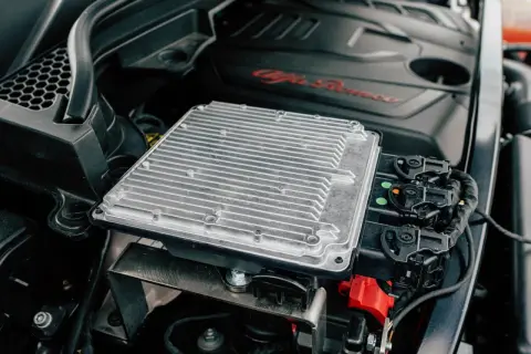 Unidad de control electrónico de un Alfa Romeo. El calor o la humedad pueden ser causas de porque se estropea la centralita de un coche.