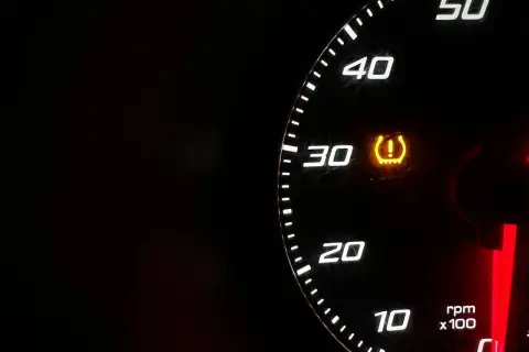 Kontrolka TPMS co to? Opona z wykrzyknikiem na desce rozdzielczej.