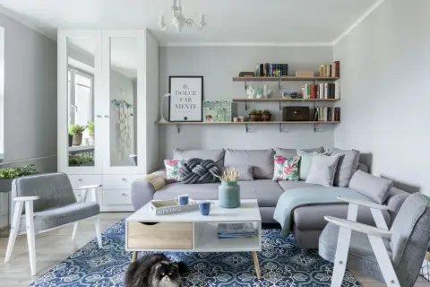 Inspiracje na półki w salonie: książki, dekoracje i rośliny tworzą przytulną atmosferę.