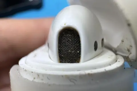 Jak wyczyścić AirPods, aby uniknąć uszkodzeń i poprawić dźwięk