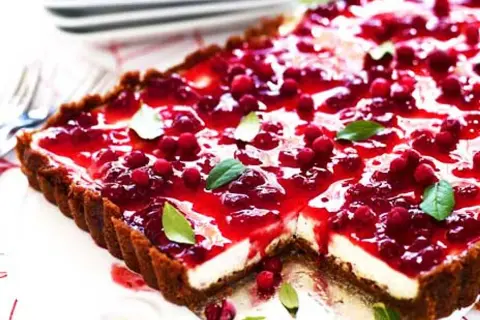 En saftig pepparkakscheesecake med en glansig lingonfyllning och färska lingon. En härlig svensk dessert.