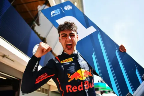 Arvid Lindblad celebra eufórico su victoria en la F2, con el número 1 en alto.