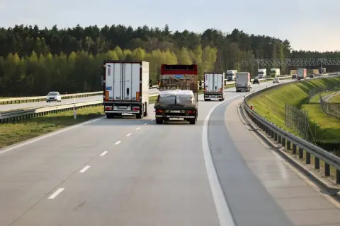 Ile może jechać tir na autostradzie? Ograniczenia prędkości dla ciężarówek