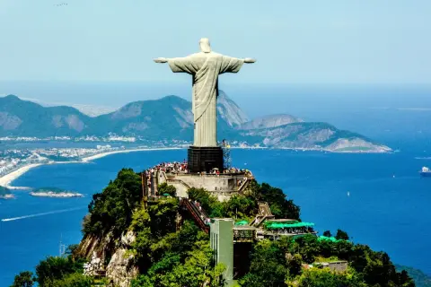 Pomnik Chrystusa Odkupiciela w Rio de Janeiro, symbol tego, co można przywieźć z Brazylii: wspomnienia, kawę i radość życia.