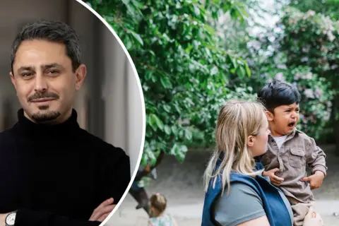 Devin Rexvid ser fundersam ut bredvid en kvinna som tröstar ett gråtande barn utomhus.
