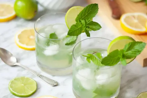 Orzeźwiająca lemoniada z cytryny i limonki z miętą, idealna na upalne dni. Oto jak zrobić lemoniadę z cytryny.
