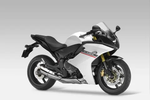 Honda CBR 600 F 2007 ficha técnica: moto deportiva blanca y negra con detalles rojos, lista para la carretera.