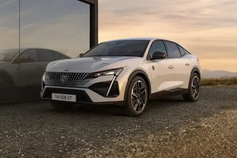 Nowy Peugeot 408 w kolorze białym, z charakterystycznym grillem i nowoczesnymi światłami. Sprawdź jego atrakcyjną peugeot 408 cenę.