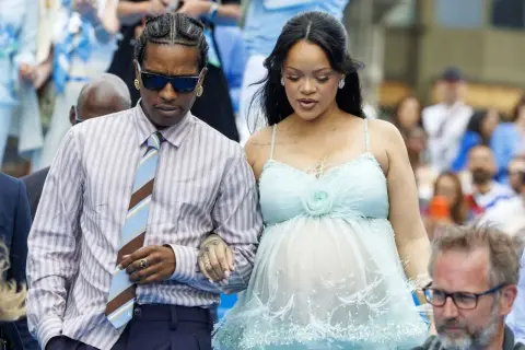 Rihanna y A$AP Rocky, radiantes y de la mano, ella luce su embarazo con un vestido etéreo.