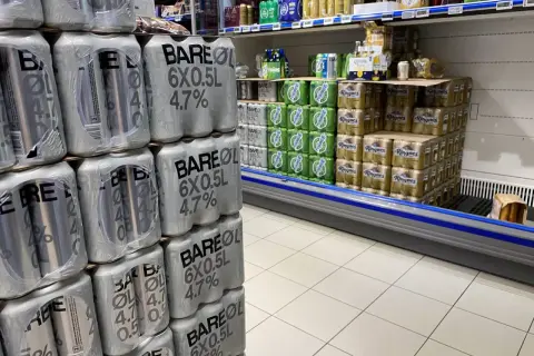 Piwo w norweskich sklepach. Widoczne pakiety piwa "Bare øl" i "Ringnes" sugerują ceny w norwegii.