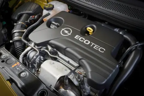 Motorutrymmet i en Opel Adam med Ecotec-motorn.