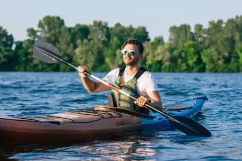 Jak ubrać się na kajaki? Sekrety komfortu i bezpieczeństwa na spływie.