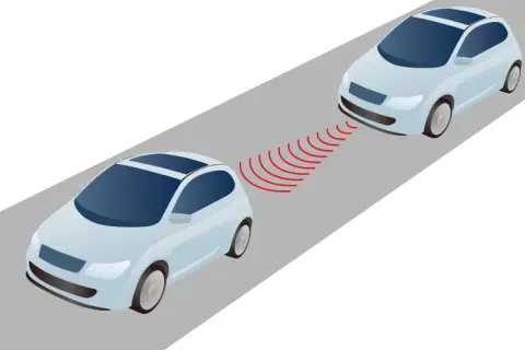 Deux voitures sur une route, la voiture de devant active le frein voiture automatique grâce à des ondes rouges.