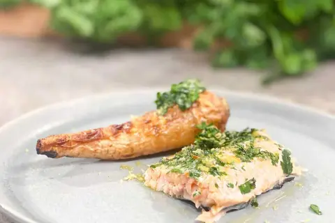 Ugnsbakad lax och rotfrukt med en fräsch gremolata. Ett enkelt gremolata recept som lyfter hela rätten.