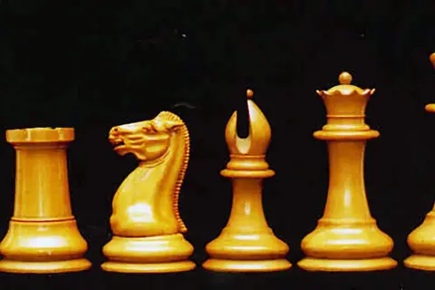Żółte figury na szachownicy: pion, wieża, skoczek, goniec, hetman i król.