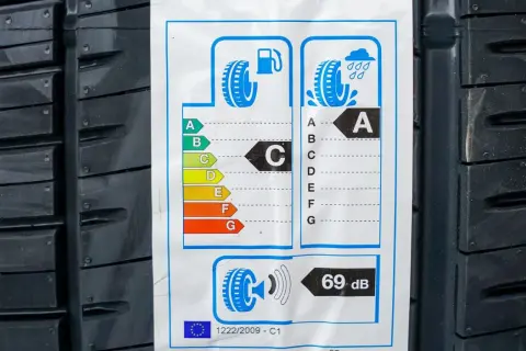 Czy 72 dB to głośne opony? Sprawdź, co to oznacza dla komfortu jazdy