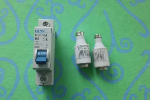 Jak rozpoznać przepalony bezpiecznik topikowy i uniknąć awarii elektrycznej