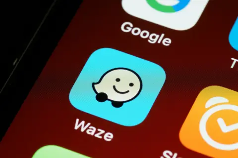 Icône Waze sur un écran de smartphone, prête pour une utilisation avec Android Auto.